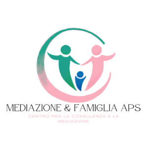 Logo dell'associazione Mediazione e famiglia APS, che presenta tre figure stilizzate: due adulti che si tengono per mano e un bambino, rappresentando l'unione familiare, il supporto e la crescita insieme.